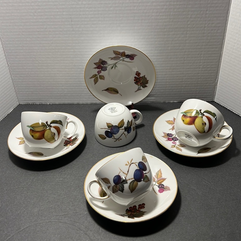 Royal Worcester Evesham Gold‎ cups and saucers